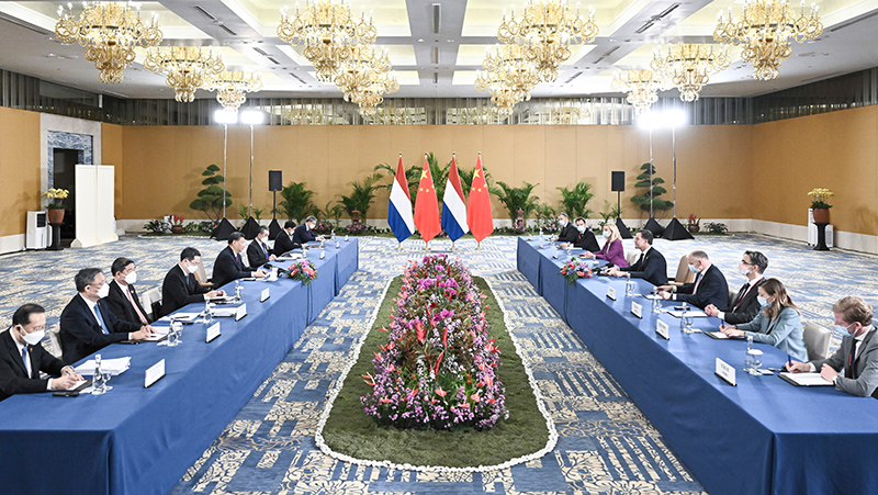 习近平会见荷兰首相吕特