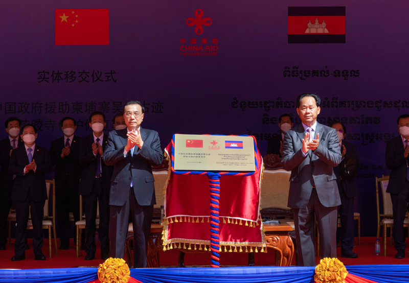 【人民日报】李克强参观中柬文化遗产交流合作30年成果展并出席文物修复移交仪式