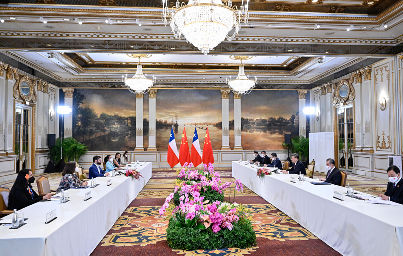 习近平会见智利总统博里奇