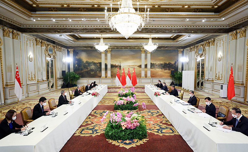 习近平会见新加坡总理李显龙