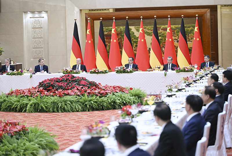 李克强与德国总理朔尔茨共同会见中德经济界代表并座谈交流