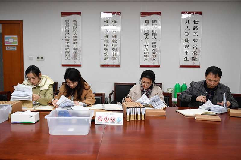 激荡清风正气 凝聚党心民心——以习近平同志为核心的党中央贯彻执行中央八项规定、推进作风建设纪实