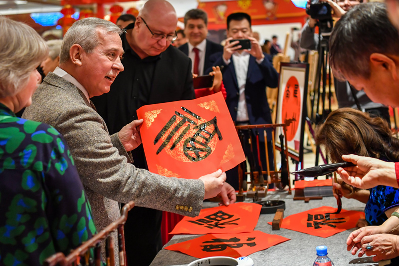 “春节热”点亮全球“中国红”