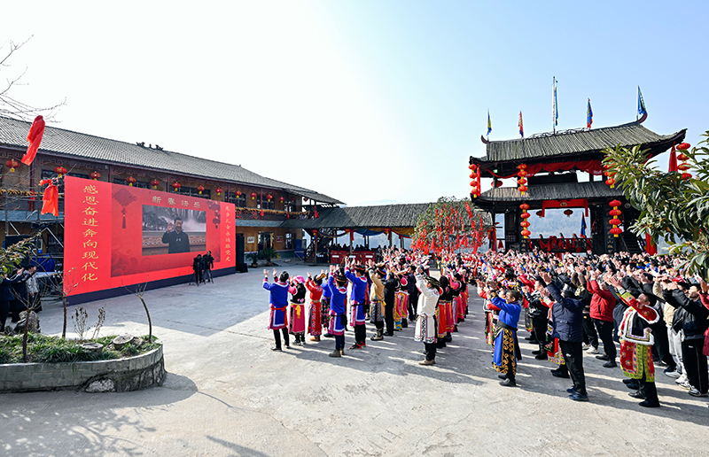习近平春节前夕视频连线看望慰问基层干部群众