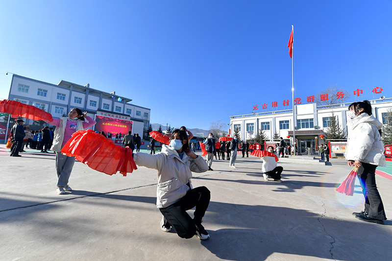 情牵人民 春暖中国 习近平总书记春节同群众在一起