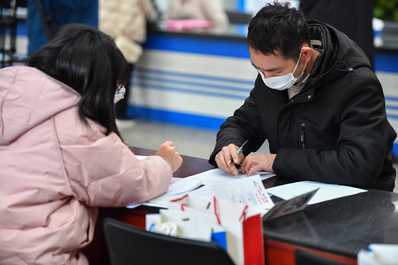 劳动力市场加速回暖 "用工旺"释放经济回升鲜明信号