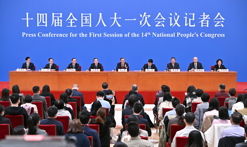 李强总理出席记者会并回答中外记者提问