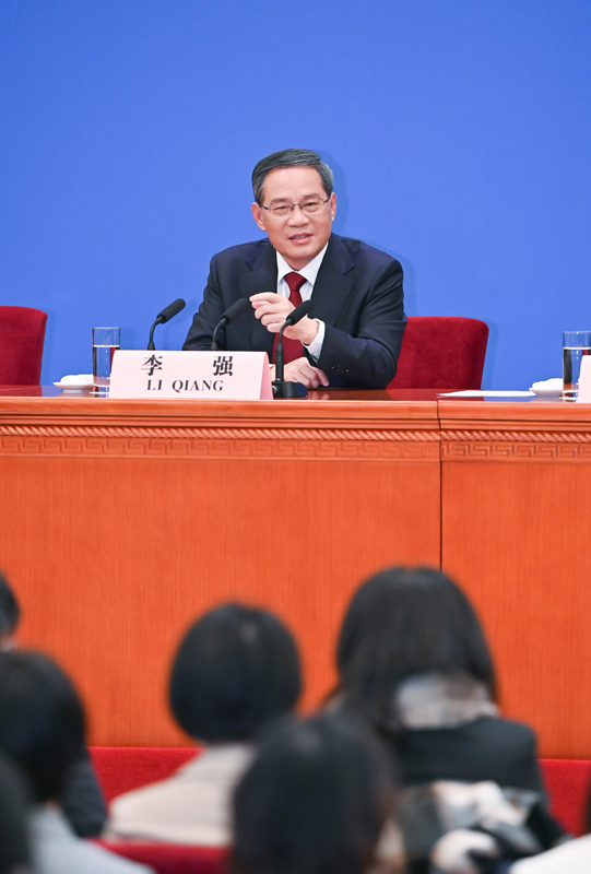 李强总理出席记者会并回答中外记者提问