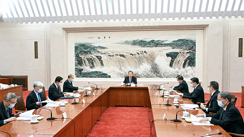 十四届全国人大一次会议主席团常务主席第四次会议举行