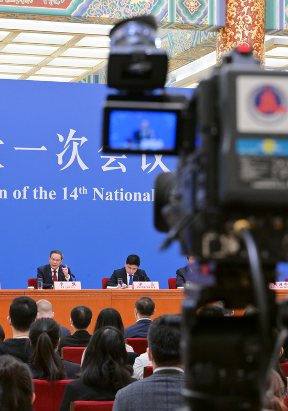 李强总理出席记者会并回答中外记者提问