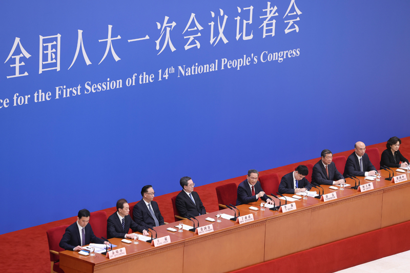 李强总理出席记者会并回答中外记者提问