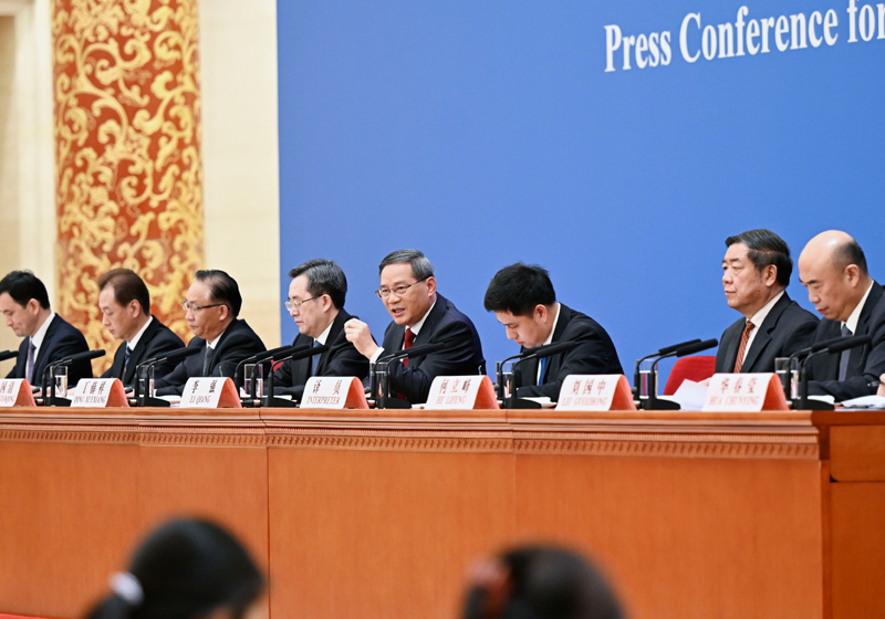 李强总理出席记者会并回答中外记者提问