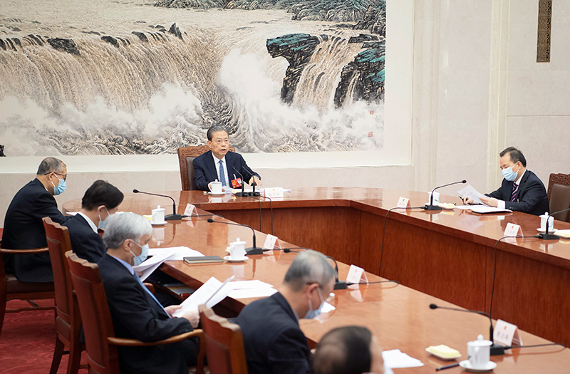 十四届全国人大一次会议主席团常务主席第三次会议举行
