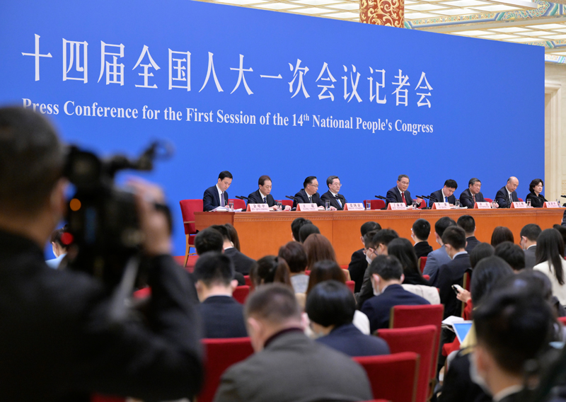李强总理出席记者会并回答中外记者提问