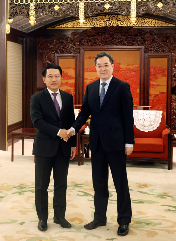 丁薛祥会见老挝副总理兼外长沙伦赛