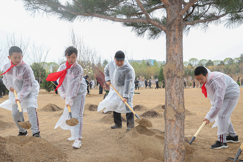 习近平参加首都义务植树活动时强调：掀起造林绿化热潮 绘出美丽中国的更新画卷