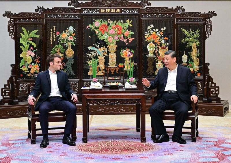 习近平同法国总统马克龙在广州非正式会晤