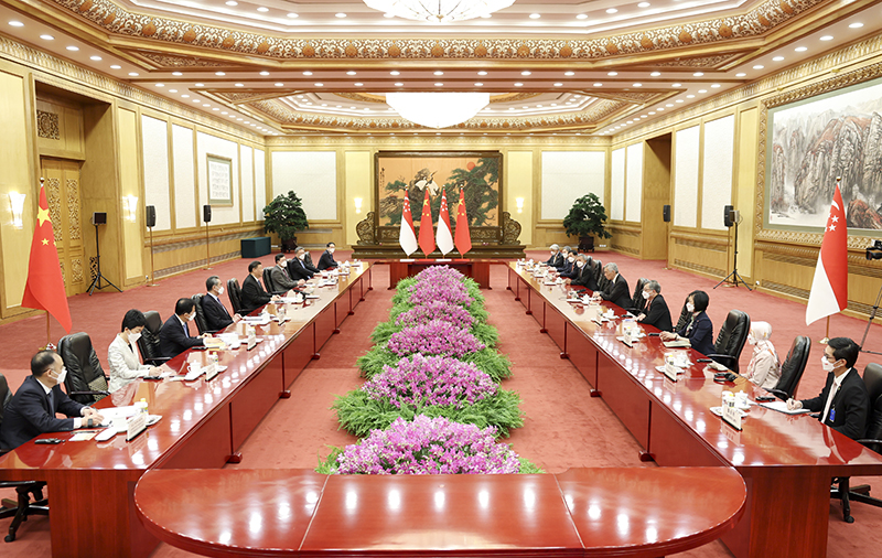 习近平会见新加坡总理李显龙