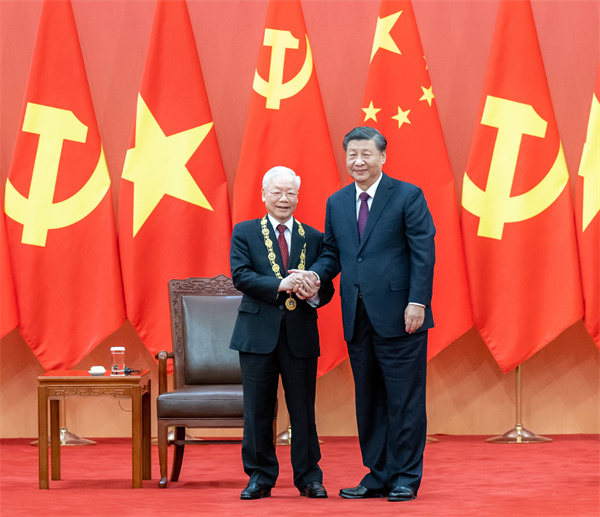 Xi awards friendship medal to Vietnam’s communist party chief