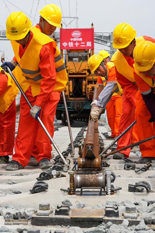 沪宁沿江高铁全线铺轨贯通