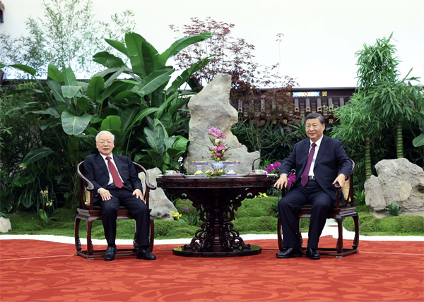 Xi awards friendship medal to Vietnam's communist party chief