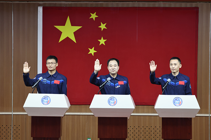 神舟十六号航天员乘组首次集体亮相