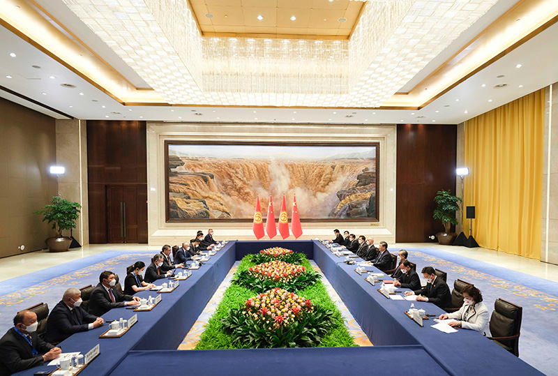 习近平同吉尔吉斯斯坦总统扎帕罗夫会谈