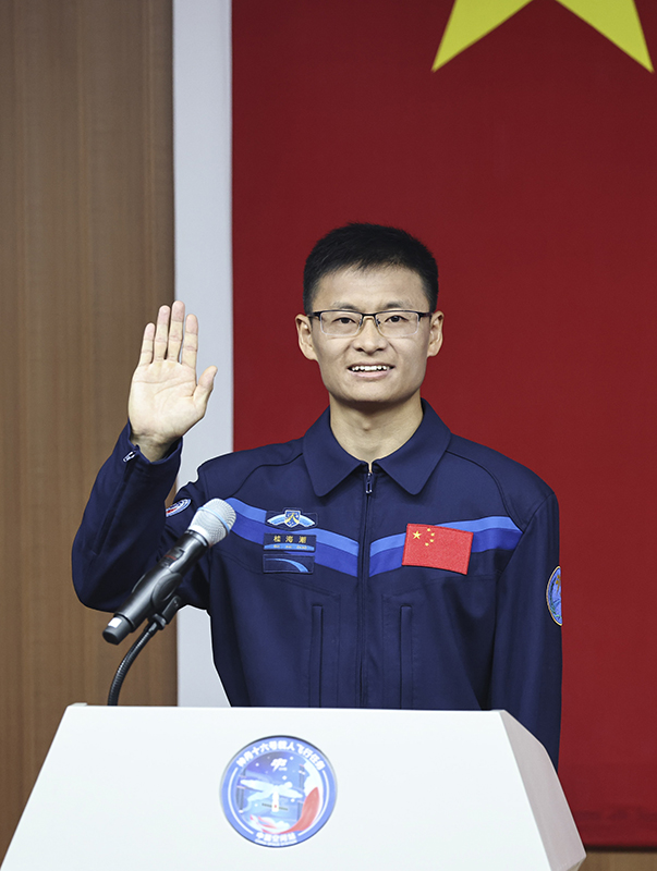 神舟十六号航天员乘组首次集体亮相