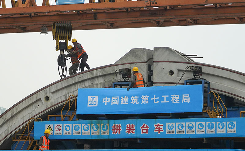 全国首例双向八车道装配式拱形隧道施工进入尾声