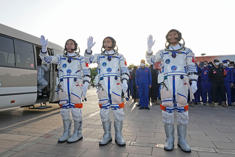 神舟十六号载人飞行任务航天员乘组出征仪式在酒泉卫星发射中心举行
