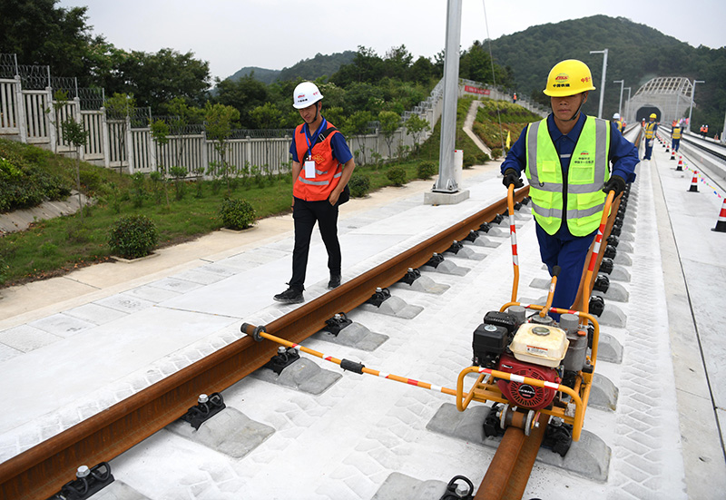 池黄铁路全线开始铺轨