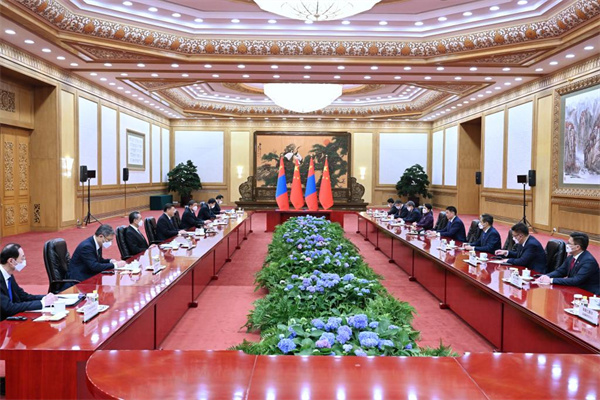 Xi holds talks with Mongolian president