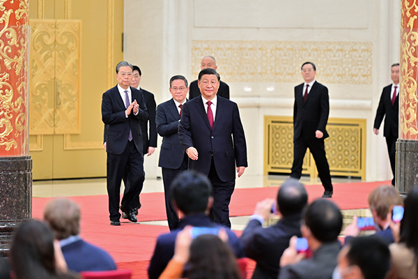 Xi Jinping leads CPC leadership in meeting the press
