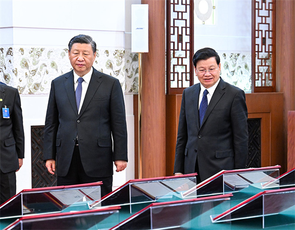 Xi holds talks with Lao president