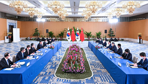 Xi meets S. Korean President Yoon Suk-yeol