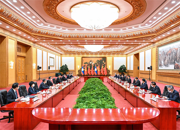 Xi holds talks with Lao president