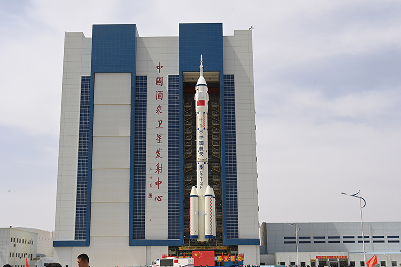 神舟十六号计划近日择机实施发射 船箭组合体转运至发射区