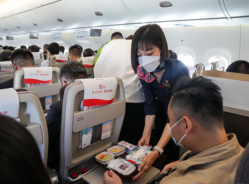 C919大型客机圆满完成首次商业飞行