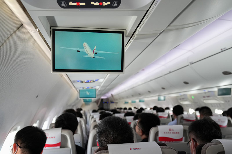 C919大型客机圆满完成首次商业飞行