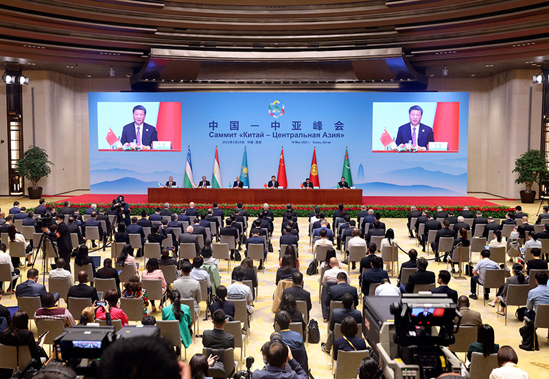 习近平同中亚五国元首共同会见记者