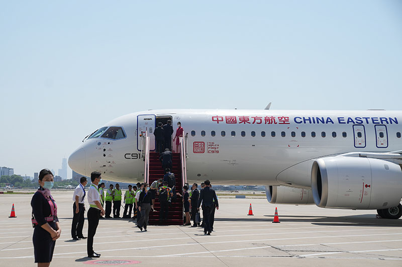 C919大型客机圆满完成首次商业飞行