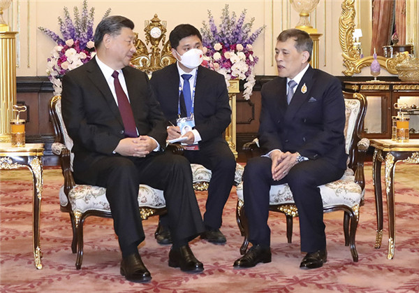 Xi, Peng Liyuan meets with Thai King Maha Vajiralongkorn, Queen Suthida