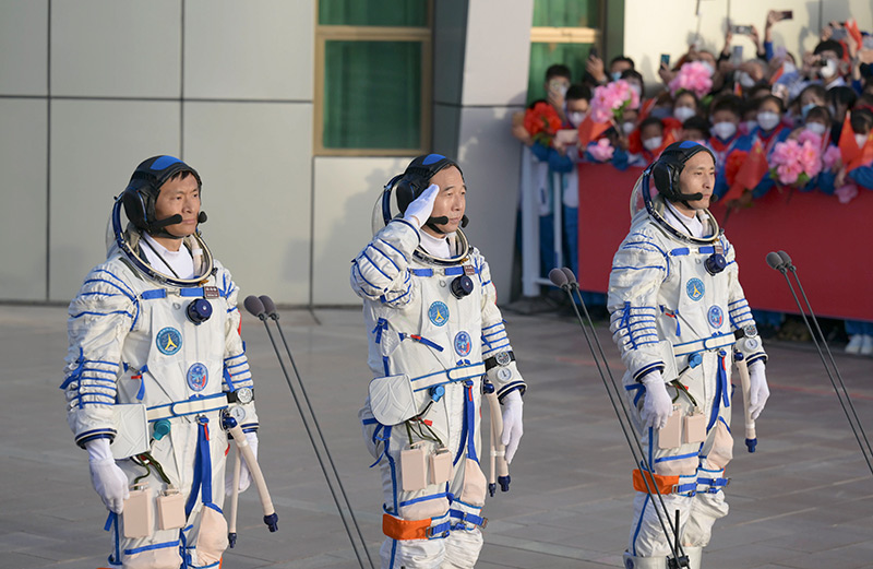 神舟十六号航天员出征