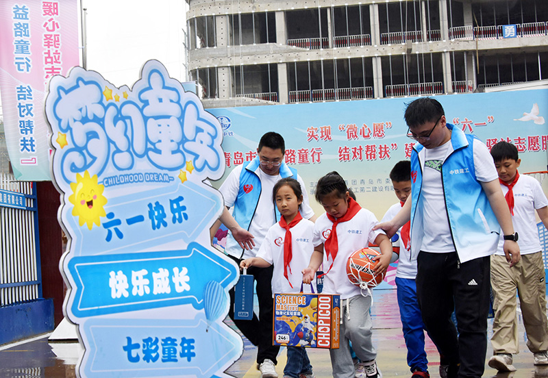 2.jpg 青岛:工地爱心结对迎“六一”