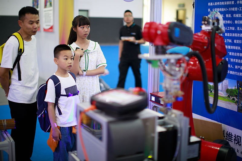 “数博会”上的青少年们