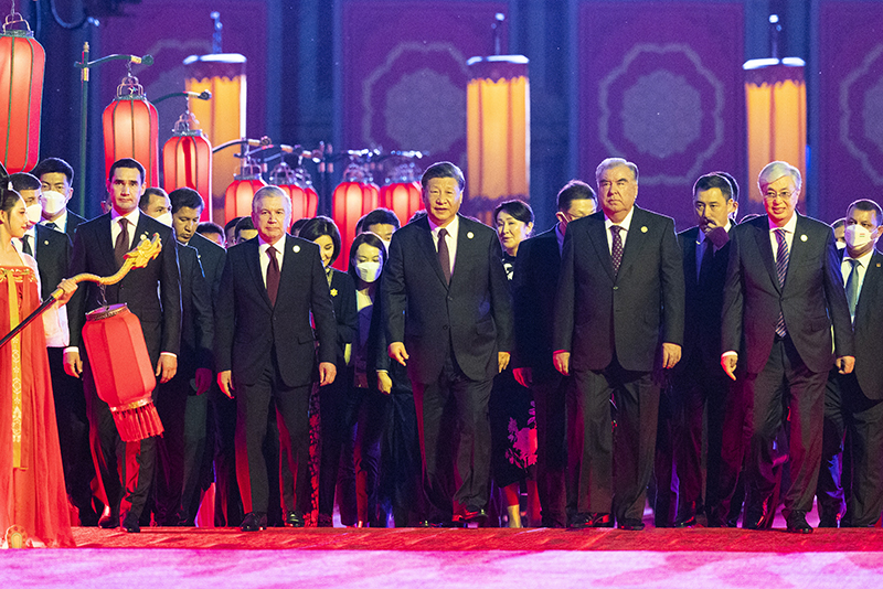 4.jpg 习近平和彭丽媛为出席中国-中亚峰会的中亚国家元首夫妇举行欢迎仪式和欢迎宴会并共同观看中国同中亚国家人民文化艺术年暨中国-中亚青年艺术节开幕式演出
