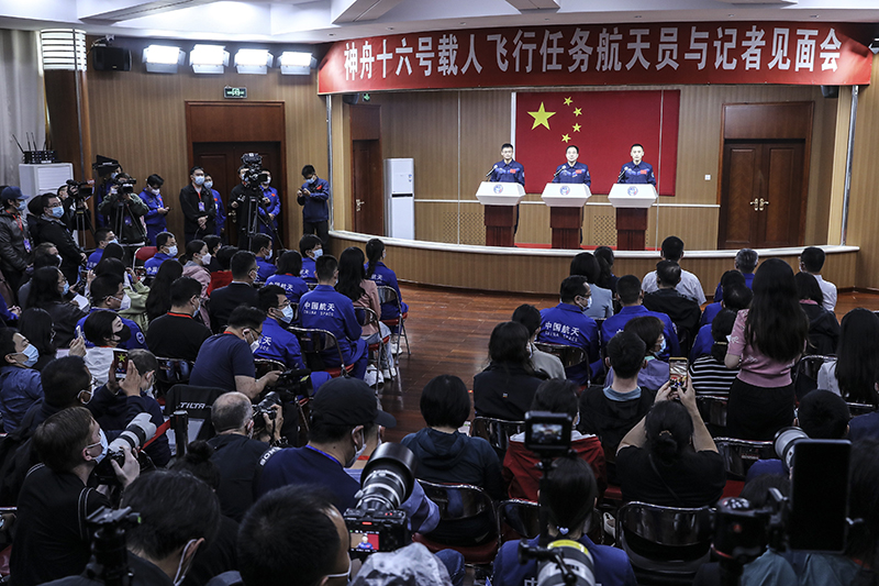 神舟十六号航天员乘组首次集体亮相
