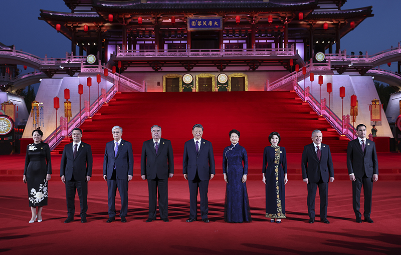 1.jpg 习近平和彭丽媛为出席中国-中亚峰会的中亚国家元首夫妇举行欢迎仪式和欢迎宴会并共同观看中国同中亚国家人民文化艺术年暨中国-中亚青年艺术节开幕式演出