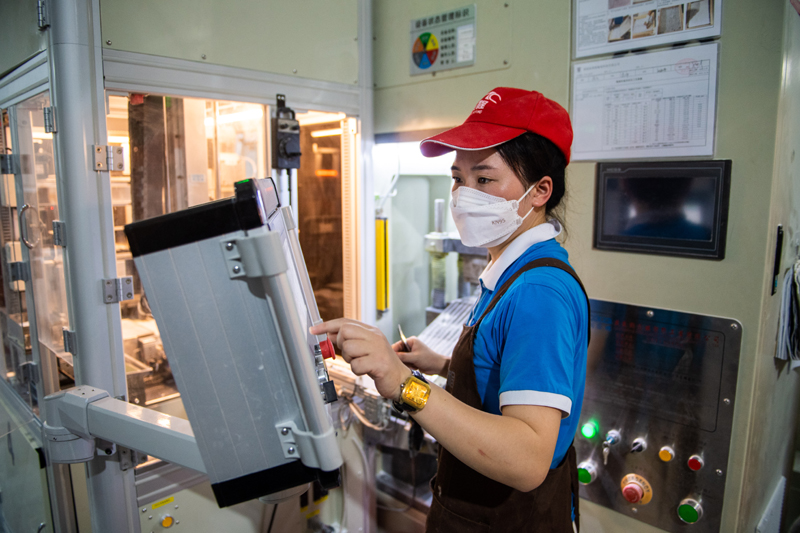 湖南新化：“材料谷”里生产忙