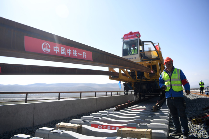 兰张三四线铁路（兰武段）开始铺轨